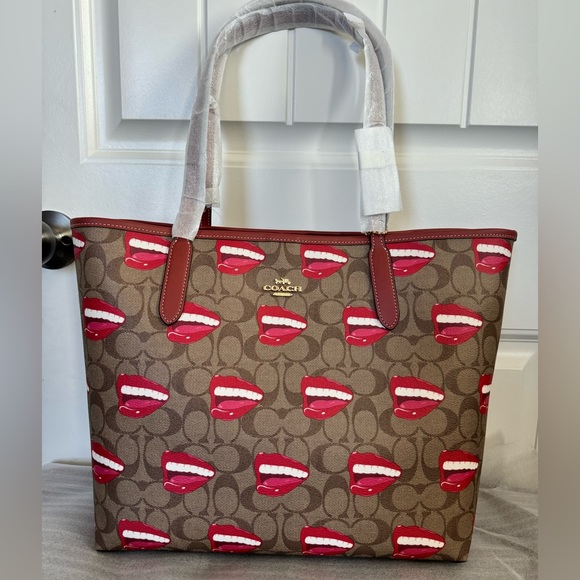 NWT Coach Tote In Signature Canvas - Picture 11 of 14